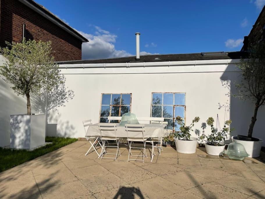 Willow House, Georgian Property In Shepperton Exteriör bild